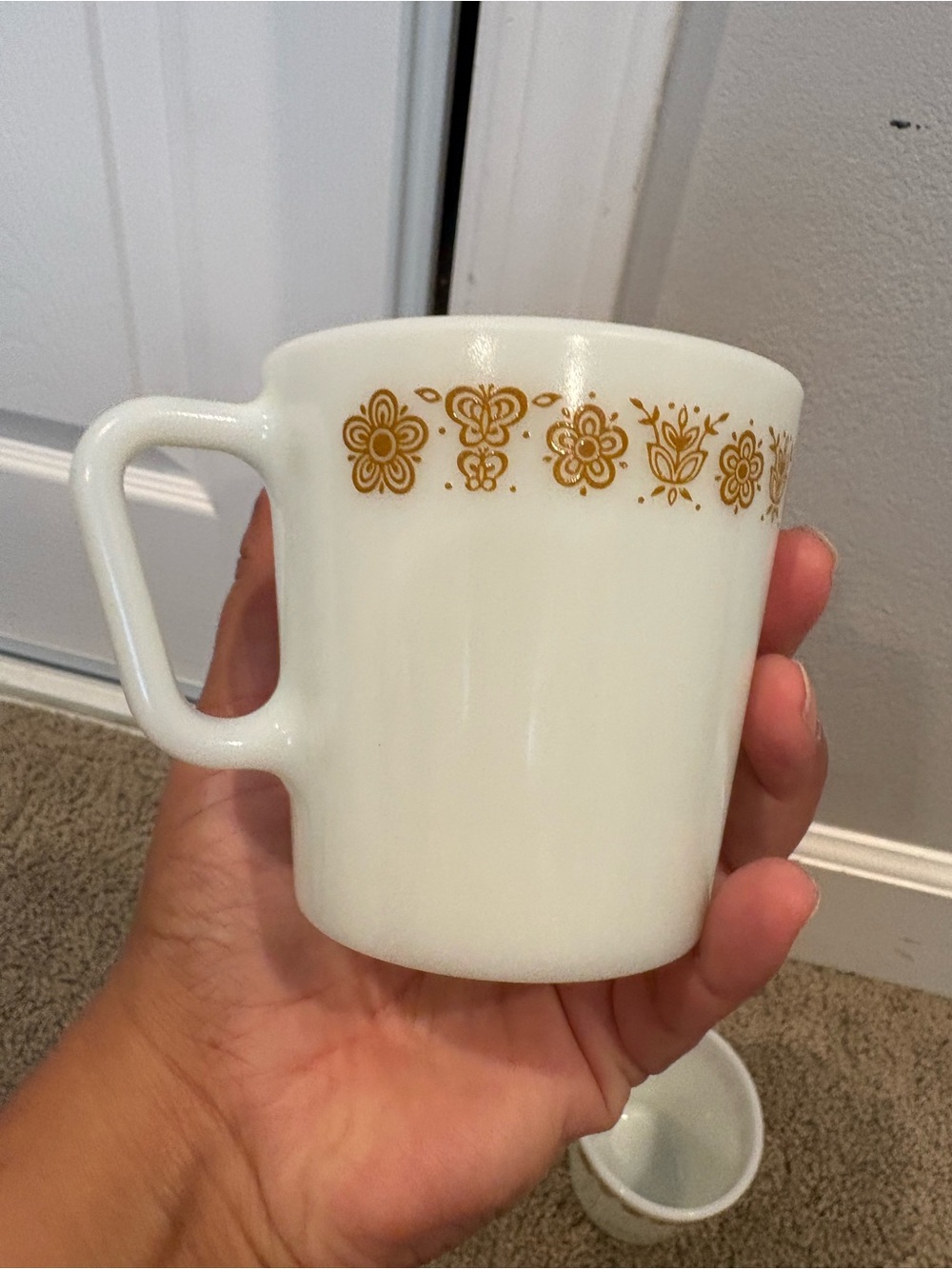 Vintage Pyrex No Corning D-Handle Milk Glass Coffee Mugs Butterfly Gold Set of 4 - Picture 10 of 14